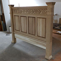 Duże drewniane łóżko dębowe w trakcie produkcji